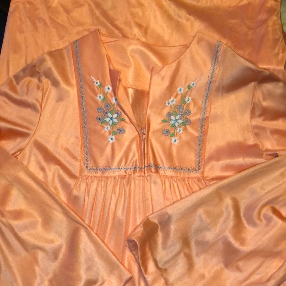 Vintage 70s Robe Peach Sateen Flower Embroidery